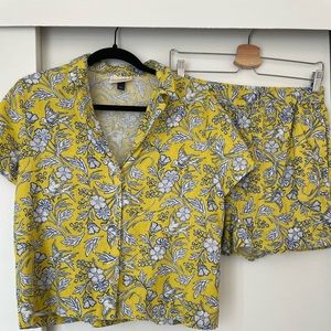 Universal thread. Size small. Matching shirt and shorts set.